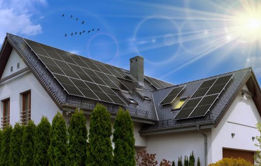 Installation von Photovoltaikanlagen, Solaranlage auf Einfamilienhaus