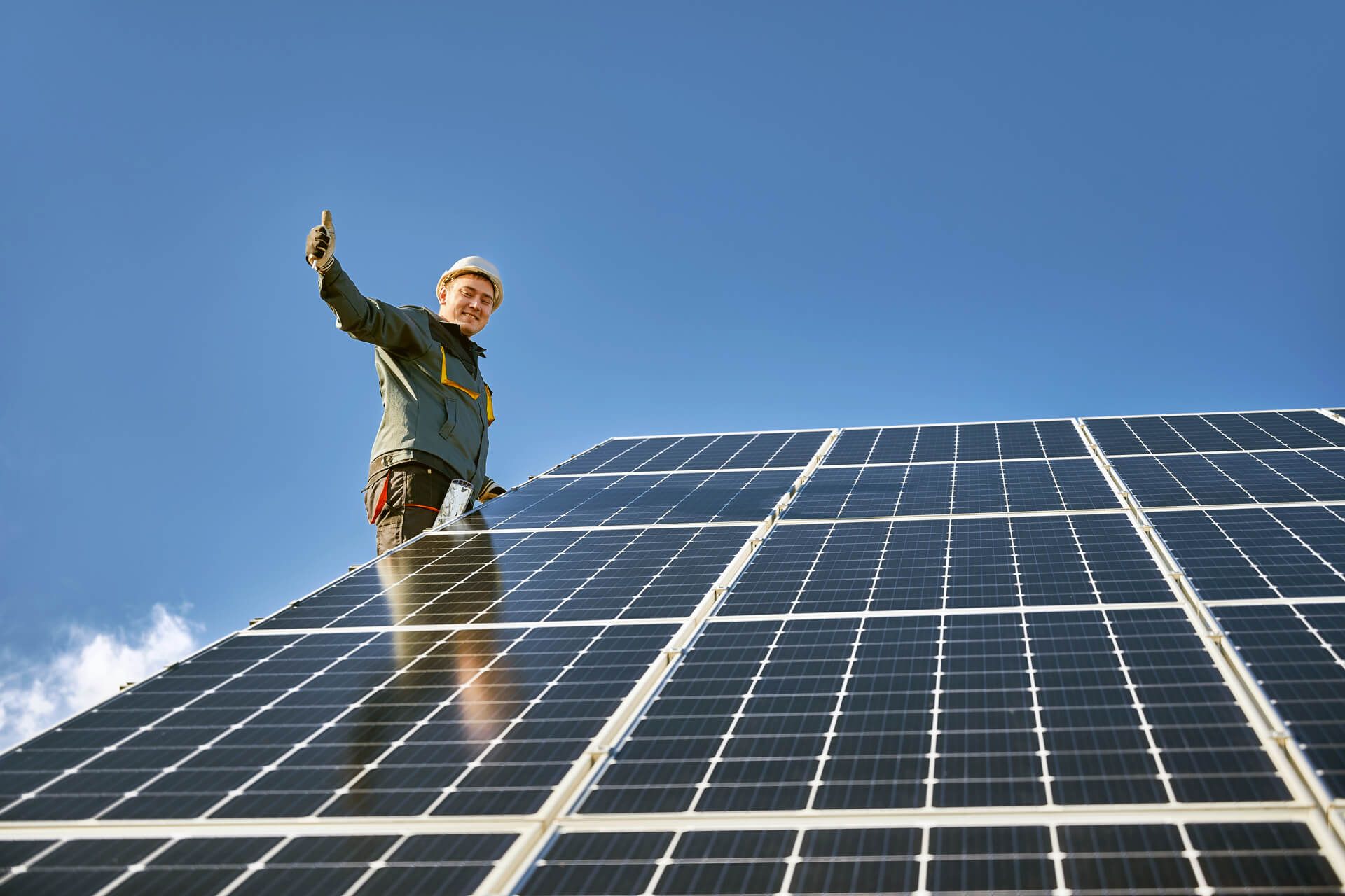 Installation einer Solaranlage, Handwerker zeigt Daumen-hoch