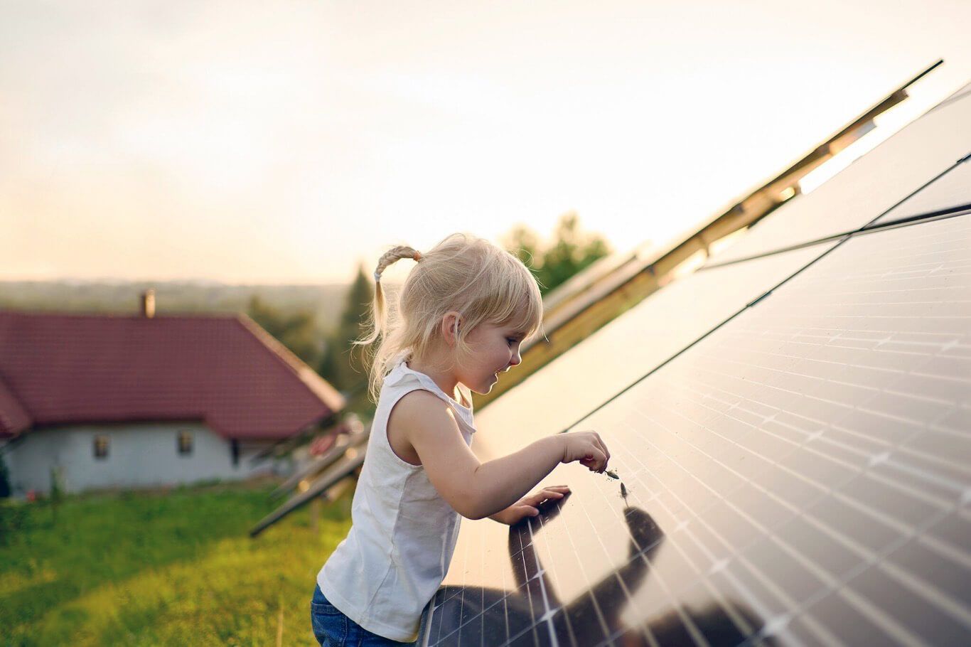 Home, Hero, Solarpanels mit kleinen Mädchen